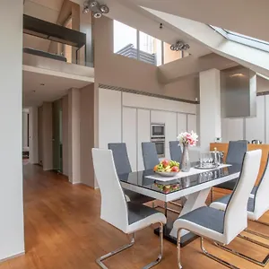 https://luxury-central-duplex-with-terrace.praguehotelsweb.com